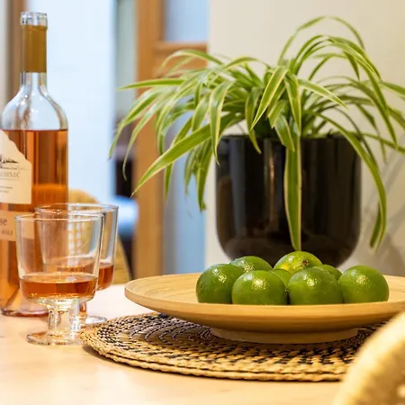 Апартаменти Hidden Luxury 2br With Terrace
