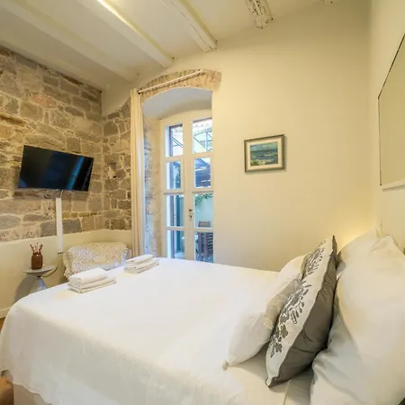Апартаменти Hidden Luxury 2br With Terrace *