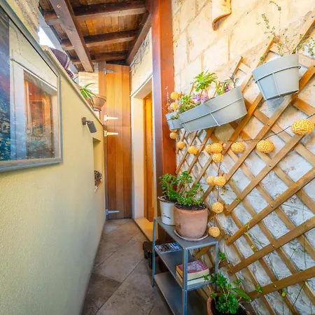 Апартаменти Hidden Luxury 2br With Terrace